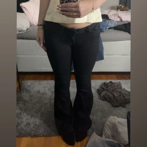 Svarta low-waist bootcut jeans - Snygga jeans från VERO MODA i storlek S. Använda några gånger❣️