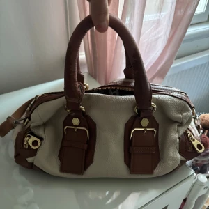 Marc by Marc Jacobs väska - Jättefin, handtaget är slitet men inget som inte borde gå å laga!