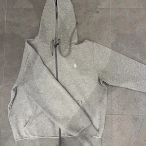 Polo Ralph Lauren hoodie - Säljer denna gråa Ralph lauren hoodien i mycket gott skick! |storlek m|Grå|