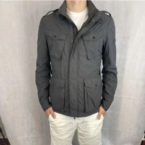 Woolrich Field Jacket - Riktigt nice woolfrich field jacket. Nypris runt 5000kr. Ganska tunn så funkar på kvällar och kallare dagar. Riktigt nice färg och fit. Modellen är 185. Priset är ej hugget i sten