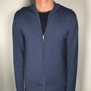 John Henric helzip tröja - Säljer en riktigt snygg och trendig John Henric helzip tröja i 100% merinoull och i fint skick, storlek S, vid frågor är det bara att skriva //Gramenti