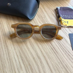 Moscot solglasögon, modell Dahven Sun - Snygga solglasögon. Kommer med originalfodral, putsduk och äkthetskort. 