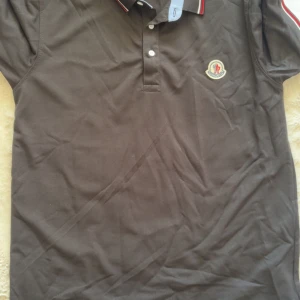 Svart  pikétröja från Moncler - Svart moncler piké som är för liten på mig Storlek M 