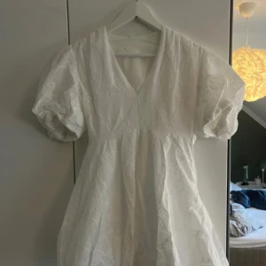 Superfin studentklänning  - Superfin studentklänning, köpte i två storlekar och säljer därför den storleken som inte passade. Storlek S