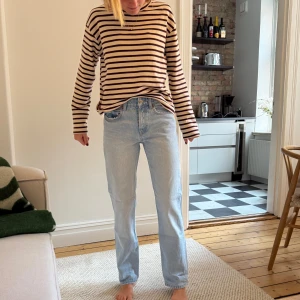 Ljusblå raka jeans - Ljusblå jeans med klassisk rak passform och normal midja. De är i väldigt fint skick och är lågmidjade. Är osäker på storleken, skicka om du vill veta exakt. 