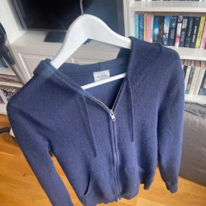 John Henric Kashmir Zip - Tjena! Säljer en stilren kashmir zip från John Henric i perfekt skick! Storlek S. Hör av dig vid minsta fundering!