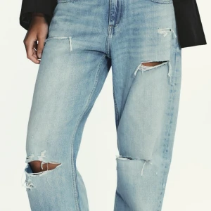 Ljusblå ripped jeans från Zara, strl 32 - Säljer ett par ljusblå jeans från Zara i storlek 32. Jeansen har flera slitningar och hål för en riktigt trendig, avslappnad look. Klassisk femficksmodell med knapp och dragkedja. Perfekta för dig som gillar streetstyle. Samma här fick hem igår men dom satt inte som jag ville 🫶🏼
