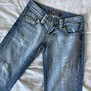 Lågmidjade ljusblå jeans!💗 - Säljer svinsnygga jeans! De står att de är size 27, så runt xs/xxs skulle jag tro! Midja: 34, Ben: 78cm (se bild) 😋Inga defekter vad jag kan se!