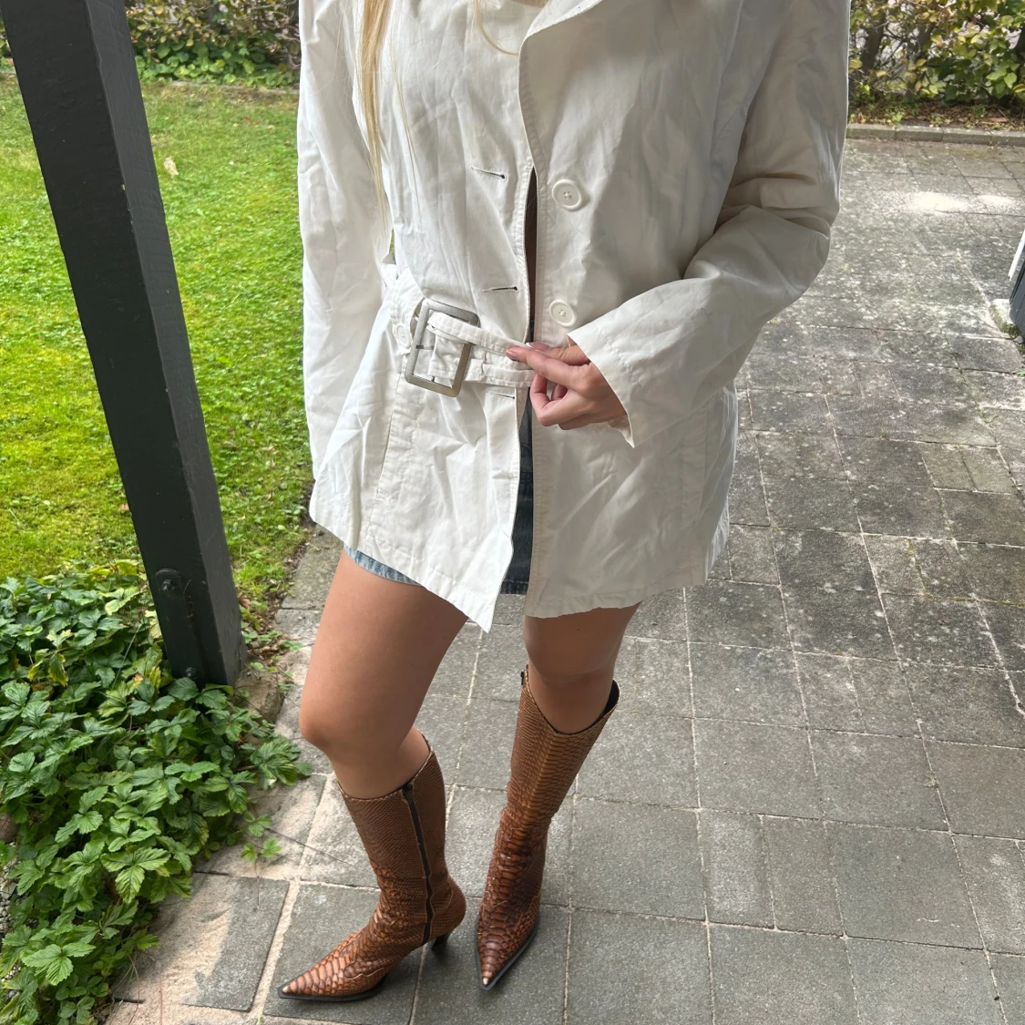 Vit trenchcoat med bälte