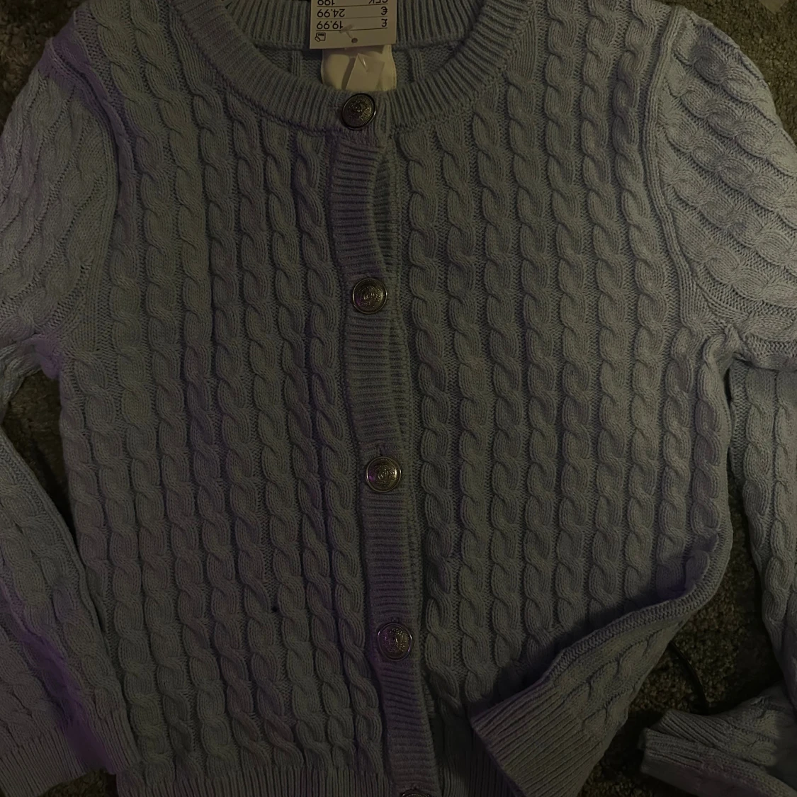 Ljuslila kabelstickad kofta med knappar - 2