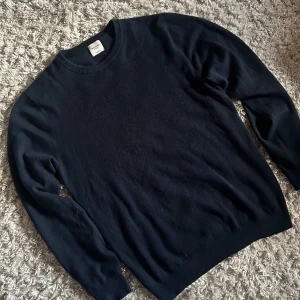 John Henric 100% Kashmir - Säljer denna riktigt snygga John Henric tröjan i 100% Kashmir. Den är i bra skick utan defekter och är i storlek L. Bara att skriva över frågor och funderingar.