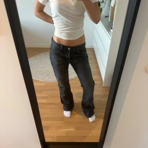 Snygga Jeans - Snygga Jeans från H&M! Säljer då de inte används. De är lite slitna längst ner se sista bild❤️ storlek står inte men passar xs-s skulle jag säga