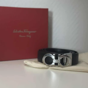 Bälte - Ett helt nytt bälte som aldrig är använd, därför är skicket 10/10. Bältet är 125 cm långt. Box följer med när man köper. Självklart går priset att diskuteras och om du har några frågor eller om du vill ha bild på något mer så är det bara att skriva. 