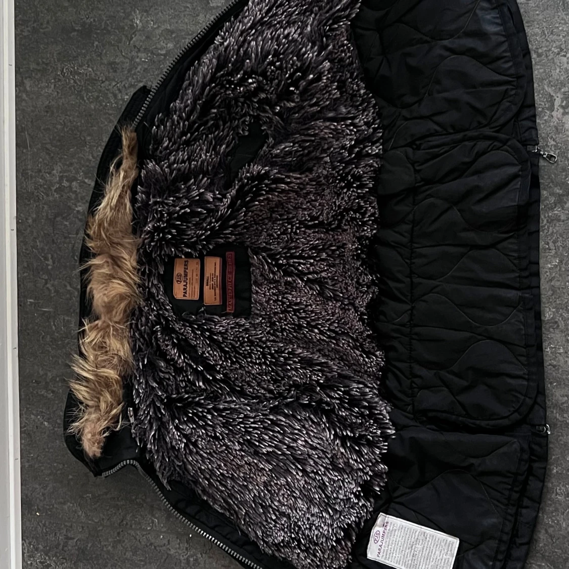 Svart vinterjacka Parajumpers med päls - 2