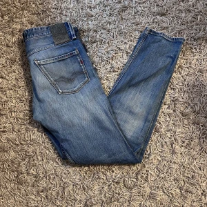 Replay ANBASS - Säljer nu ett par riktigt feta replay anbass i storlek W30/L32, jeansen är i nyskick förutom att vissa stygn på replay loggan har gått upp (se bild 3), kan enkelt lagas om man är skicklig på att sy! Pris ej hugget i sten✍️