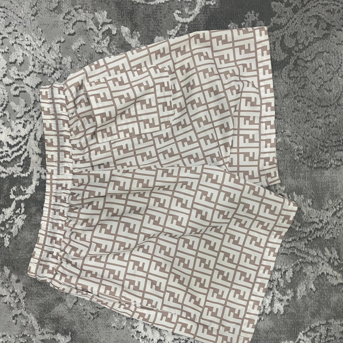 Beige och vita Fendi shorts med logomönster - 2