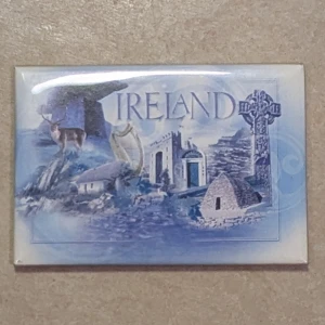 Ireland Pouch Magnet - Irish Icons Signature Series - Dekorativ kylskåpsmagnet med motiv från Irland, inklusive kända landmärken och symboler. Magneten är i gott skick och passar perfekt som souvenir eller present. Tillverkad av John Hinde Ltd., Irish Icons Signature Series.