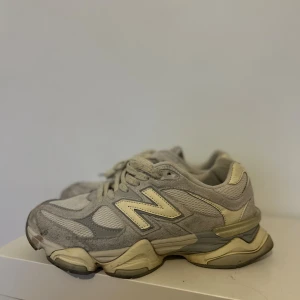 Grå New Balance sneakers chunky stil - Säljer New Balance-skor, använda men fortfarande i bra skick. Lite slitna, men de trycker inte och skaver inte någonstans. Säljes snabbt! Storlek 41,5, men passar 40. Behöver bara tvättas så blir de som nya.  Selling New Balance shoes, used but still in good condition. A bit worn, but they don’t pinch or rub anywhere. Selling quickly! Size 41.5, fits like 40. Just need a wash and they’ll look like new.