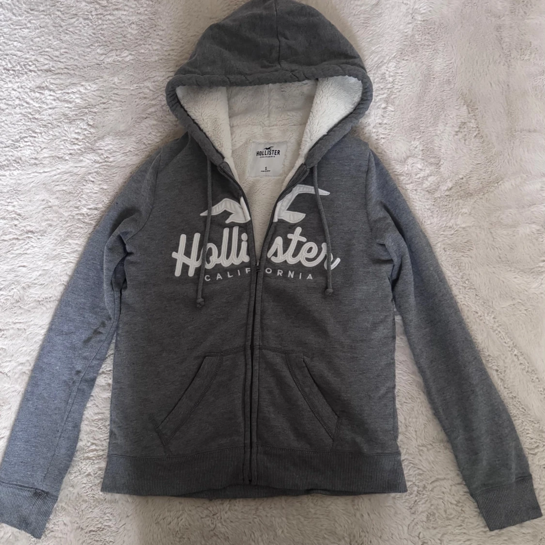 Grå zip up hoodie från Hollister med teddyfoder