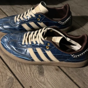 Wales Bonner sambas i krokodil skinn - Unika Adidas Samba sneakers med mörkblå, glansig ovandel i krokopräglat skinn och beige detaljer. Perfekt för dig som vill sticka ut. Har kvar boxen, hör av er innan köp för ytterligare info!!! 