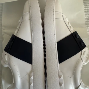 Valentino Garavani  - Säljer just nu dessa feta valentinos. Strl 43 passar 42. Vid frågor ställ de! Box o dustbag m.m medföljer!