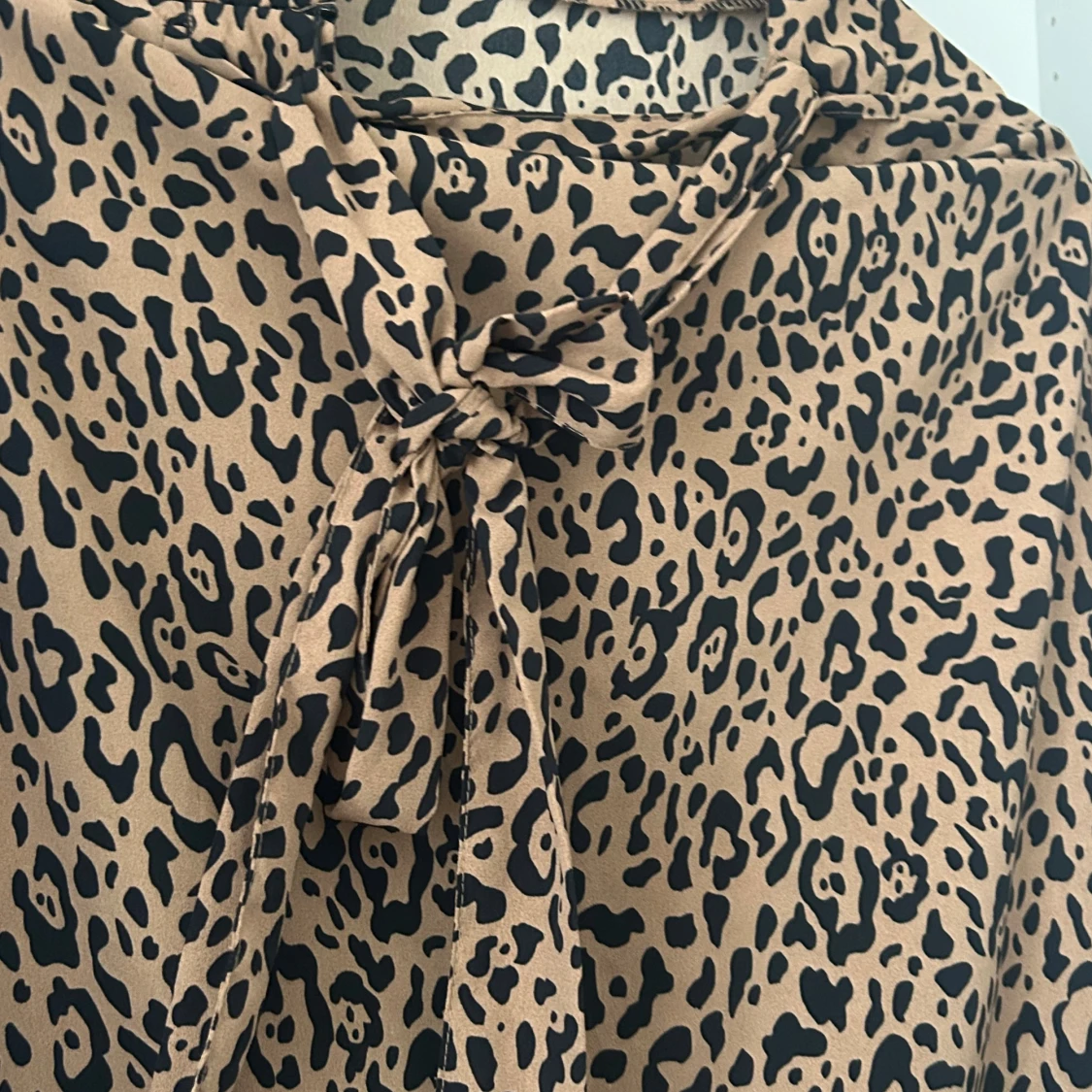 Leopardmönstrad omlottkjol med knyt - 3