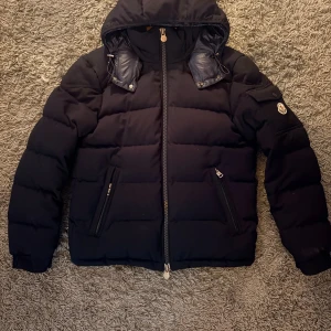 Jacka  - Väldigt fin och varm jacka, perfekt för vintern och hösten. Elegant och timeless. Mycket bra skick. Storlek 1