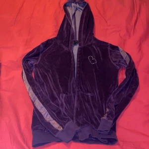 Y2k kofta - Fin y2k kofta köpt för flera år sen men inte blivit använd på ett tag, är i jättebra skick dock så har den ingen dragkedja 