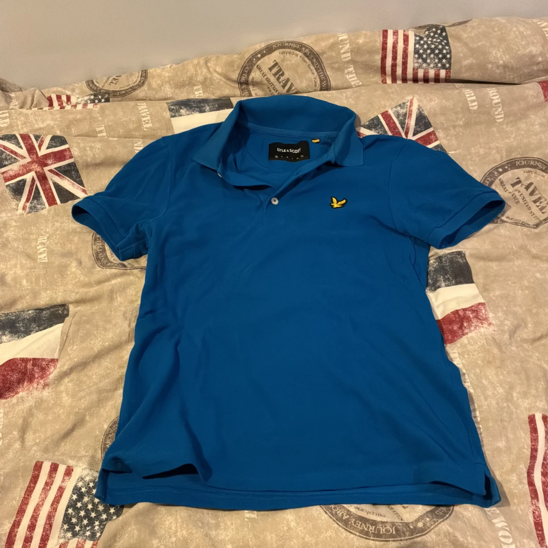 Blå pikétröja från Lyle & Scott