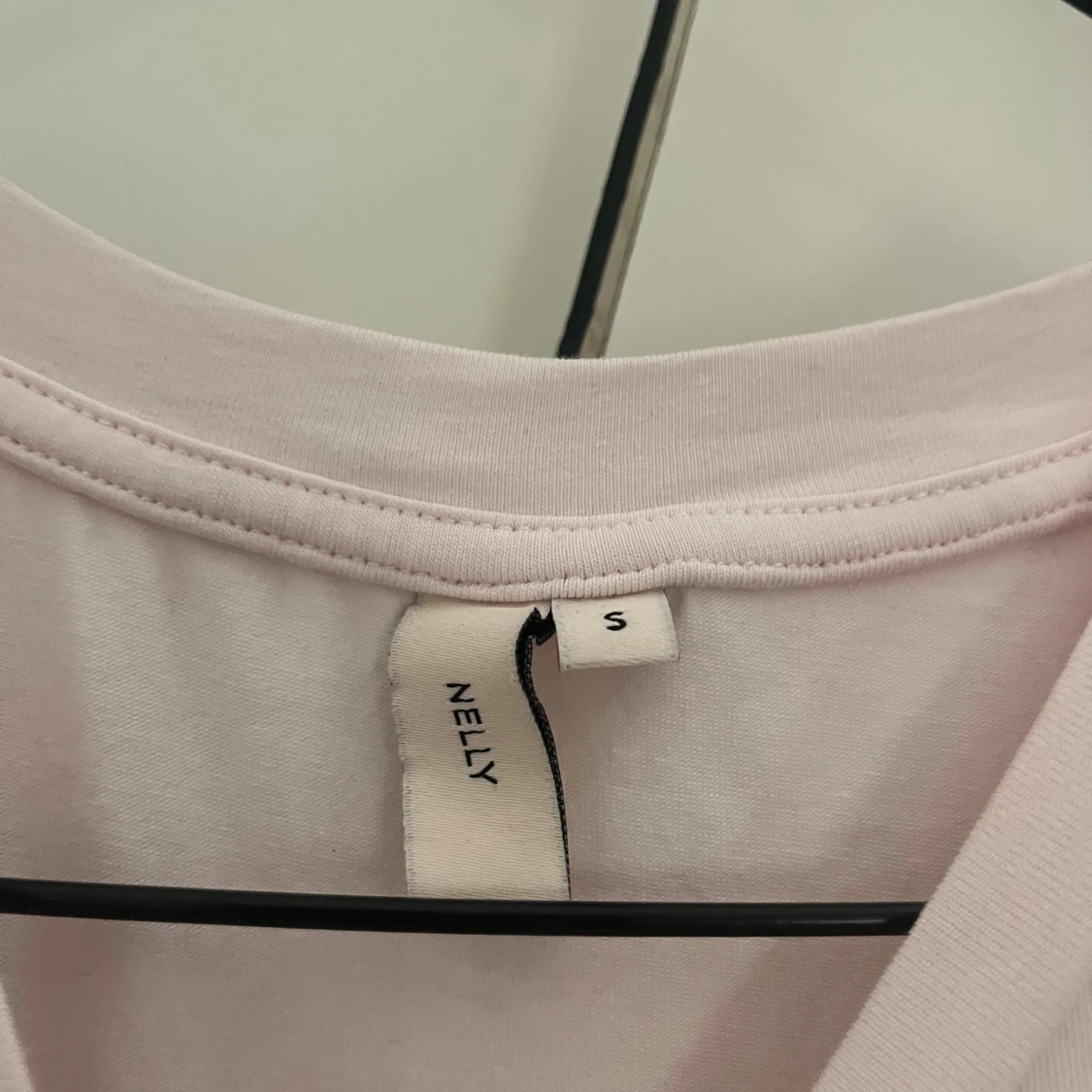 Ljusrosa t-shirt från Nelly - 1