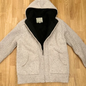 Stickad cardigan - Stickad cardigan med fleece perfekt inför det kallare dagarna, inga defekter. Storlek L, för frågor eller funderingar är det bara att höra av sig!
