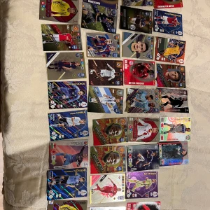 Fotbollssamlarbilder - FIFA 365 & Champions League Limited Edition - Stort paket med exklusiva fotbollssamlarbilder från FIFA 365 och Champions League! Här hittar du stjärnor som Ronaldo, Messi, Mbappé, Neymar, Ibrahimovic och många fler. Perfekt för unga samlare och fotbollsfans som vill bygga sin egen drömsamling.