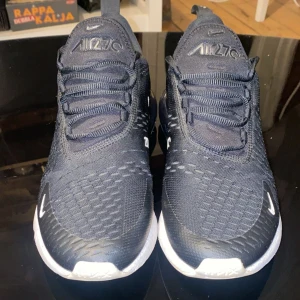 Nike Air Max 270 svarta sneakers - Svarta Nike Air Max 270 sneakers med vit sula och tydlig Air Max-bubbla i hälen. Inga skador har bara använt dom 3 gånger och jag märkt att dom är för små för mig så jag vill sälja dom.
