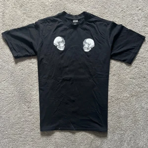 Svart double skull Number (N)ine t shirt - Svart t-shirt från Number (N)ine. Jag har knappast använt den så den är nästan perfekt skick. Den är skön och bra kvalitet.