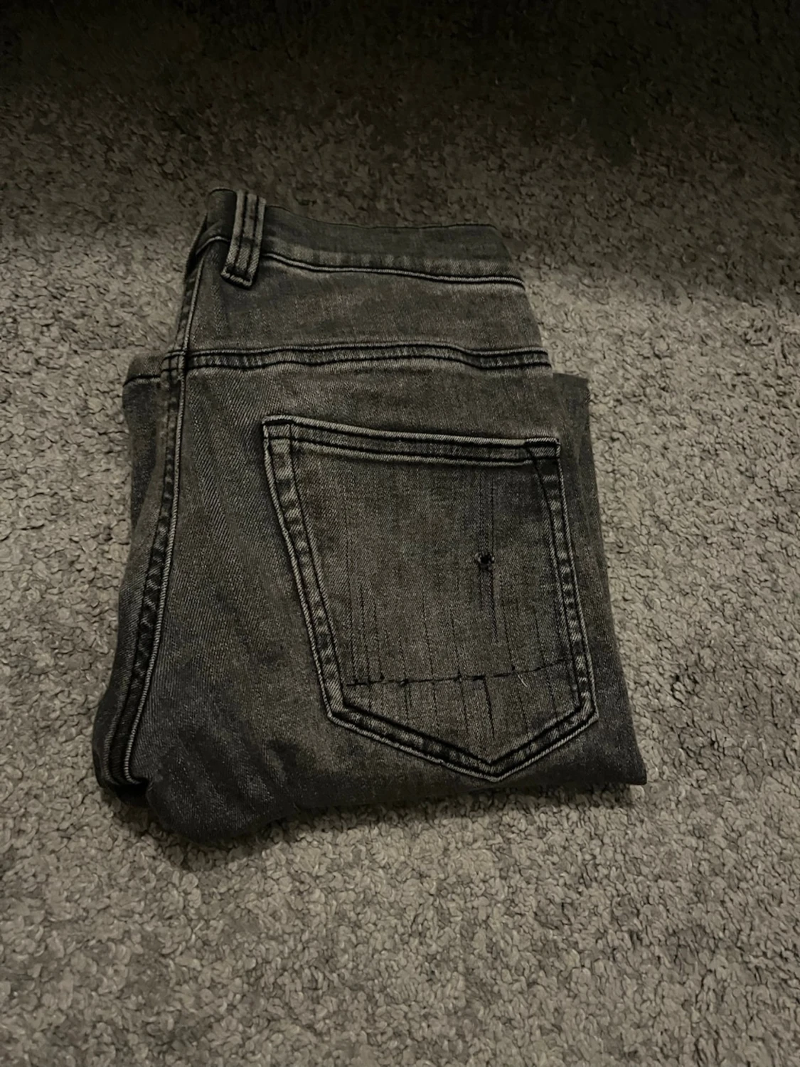 Grå slim fit jeans med slitningar