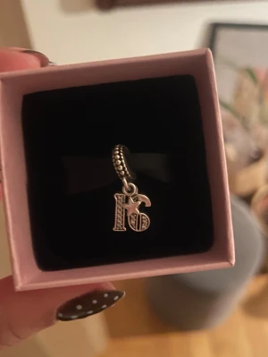 Snygg Pandora berlock - Supersöt berlock från Pandora i 925 sterling silver! Tror inte jag har kvar kvitto då jag har fått i present! Men säljer för jag nyss fyllt 18 och fått ny berlock! 🥺 skriv för frågor❤️