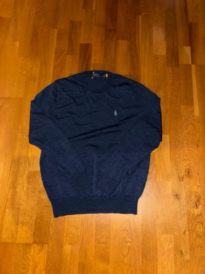 Polo Ralph Lauren Tröja - Skick 6/10 lite mindre passar den runt 160-170. Den nedre lappen under polo Ralph lauren texten har lossnat i ena ändan.