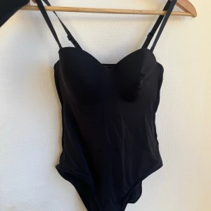 Microbody svart - Stretchig body med inbyggd push up, storlek S  💓 