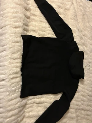 Svart hoodie från Polo Ralph Lauren - Säljer en svart hoodie från Polo Ralph Lauren i storlek XL. Klassisk modell med huva och långa ärmar. Hoodien är enkel och stilren, perfekt för dig som gillar en clean look. Tillverkad i mjukt material för extra komfort.XL i barn storlek passar xs och är tvättad en gång för min bror köpte fel storlek till mig därför jag säljer den kostar nypris 1300. Pris kan diskuteras 