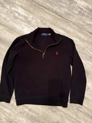 Ralph lauren tröja - Riktigt stilig halv zip. Den passar perfekt till dig som söker en skön samt fin tröja. Storlek S kan passa Xs
