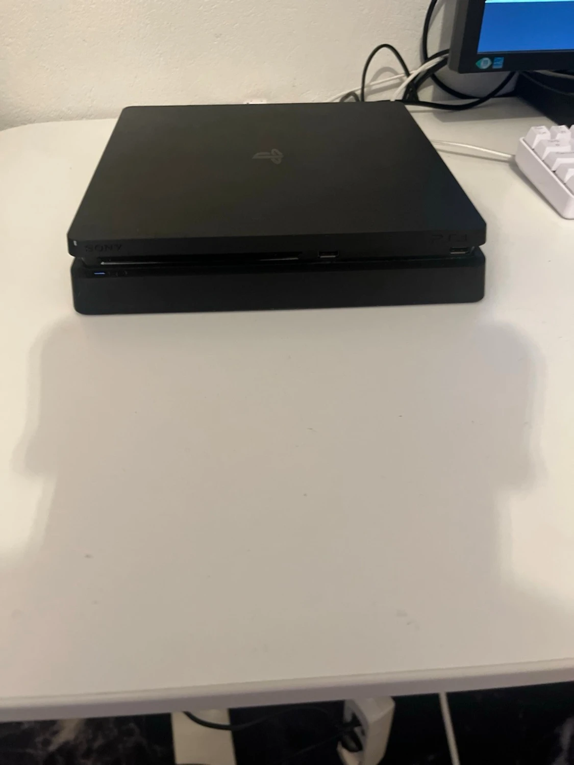 PlayStation 4 Slim svart spelkonsol - 1