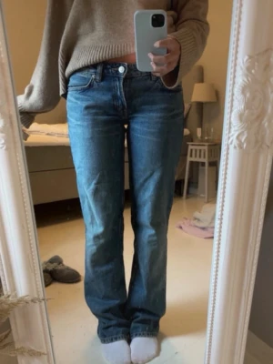 Blå raka jeans från Zara - Raka jeans från zara i storlek 34. Knappt använda.