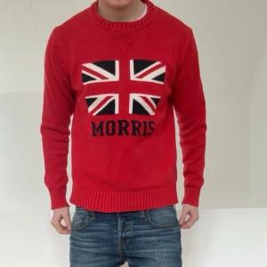 Morris Storbritannien tröja - Säljer en sjukt fet tröja från Morris i färgen röd med Storbritanniens flagga. Tröjan är i bra skick då den har varit väl omhändertagen förutom tre små fläckar på magen men som lätt bör gå bort i tvättmaskinen. Tröjan är i M och sitter även som M. Hör gärna av er vid frågor elr funderingar!!