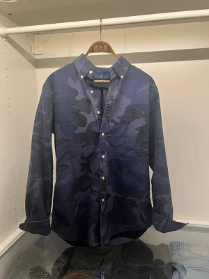 Ralph Lauren skjorta - En rätt sällsynt Ralph Lauren skjorta i storlek M och väldigt fint skick, använd 2 gånger. Nypris: ca 1300kr. Fler bilder kan tas vid behov!