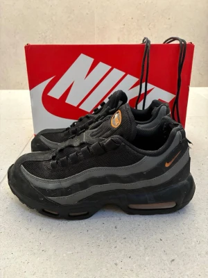 Nike air Max 95 - Tjenare, säljer ett par Nike air Max 95 i storlek 41. Det är i mycket bra skick utifrån men som du ser på bild 5 är de något slitna i hälen. Snören medkommer men de är också slitna. Har du frågor eller funderingar är det bara att skriva. +priset är inte hugget i sten!!!🤗😁