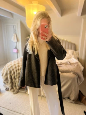 Grå kappa - Grå kappa från Veromoda 