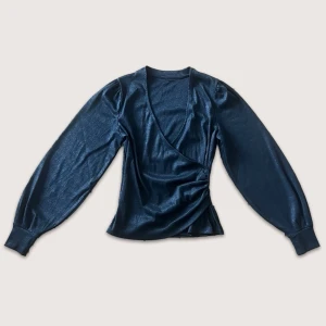 Svart långärmad glittrig festtopp - 🎀fint skick 🎀storlek S: midja: 27cm, längd: 54cm, axelbredd: 34cm, armlängd: 63cm 🎀skriv vid funderingar! . . • ☆ . ° .• °:. *₊ ° . ☆˚ ♡ ·˚ ₊˚ˑ