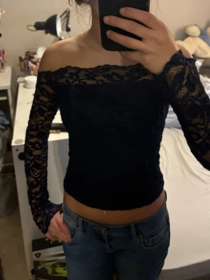 Spets topp - Snygg offshoulder topp med långärmade spetsärmar. Gar två hål i slutet på varsinn arm (bild 3,4). Köpt här på plick och vet tyvärr inte vilket märke det är