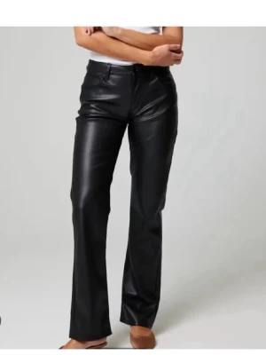 Svarta Skinnbyxor Bik Bok - Snygga svarta byxor från Bik Bok i skinnimitation med straight passform och klassiska fickor bak. Byxorna har midwaist och är tillverkade i syntetmaterial som ger en cool läderlook. Perfekta för dig som vill ha en fin stil. Jag är 160 cm och byxorna är perfekta på mig, Om fler bilder önskas är det bara o skriva!