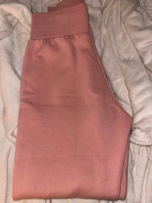 Rosa mjukisbyxor från Björn Borg NYA - Säljer ett par snygga rosa mjukisbyxor från Björn Borg med bred mudd i midjan och fickor på sidorna. Byxorna har tryckt BORG-logga på benet och är gjorda i mjukt bomullsmaterial. Perfekta för chill eller träning!